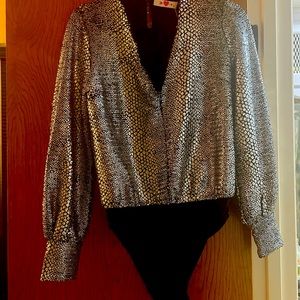 Ready to go out on the town! This is the perfect top!